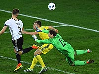 Шкодран Мустафи (Валенсия) оторвался от опекуна и переправил мяч в сетку 1:0
