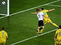 Шкодран Мустафи (Валенсия) оторвался от опекуна и переправил мяч в сетку 1:0