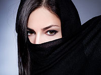 Иранское ТВ демонстрирует покаяние модели, которую судят за 