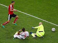 Удаление киевского динамовца. Австрийцы не смогли огорчить рекордсмена