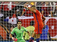 Варгас и Санчес забили по два мяча. Чилийцы вышли в четвертьфинал