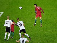 Роналду бьет – вратарь выручил