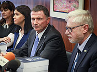 Государственный контролер Йосеф Шапира передал свой отчет о деятельности правительственных министерств и ведомств спикеру Кнессета Юлию Эдельштейну