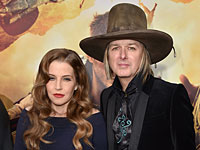 Дочь Элвиса Пресли разводится с четвертым мужем, который транжирит ее состояние 