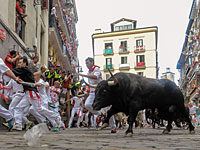 Забег быков в Памплоне: баски и туристы славят св. Фермина, спасшего город от чумы