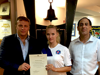 Депутат Развозов вручил грамоту Анастасии Кирилюк, завоевавшей 
