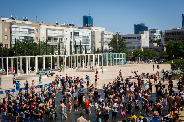 На площади перед театром На площади перед театром