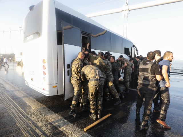 Мятежники сдаются на мосту через Босфор. Стамбул, 16 июля 2016 года Мятежники сдаются на мосту через Босфор. Стамбул, 16 июля 2016 года