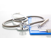 В Лоде молодой мужчина обратился в поликлинику с ножевым ранением