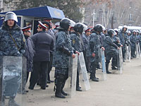Полиция применила шумовые гранаты