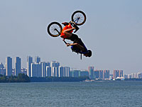 Прыжки с трамплина на велосипедах: экстремальный спорт в Китае. Фоторепортаж