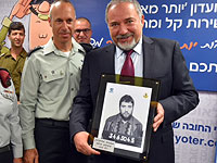 Авигдор Либерман посетил призывной пункт. 