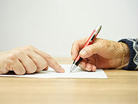 Пять жителей Иерусалима обвиняются в обмане пожилых людей на десятки миллионов шекелей