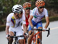 Один из лидеров шоссейной групповой гонки получил тяжелую травму