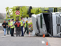 На шоссе №90 перевернулся грузовой автомобиль