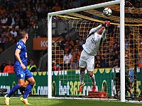 В первом матче сезона Премьер-лиги чемпион проиграл 