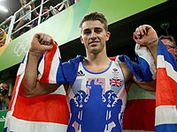 Британский гимнаст Макс Уитлок завоевал две золотые медали за один вечер