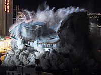 В Лас-Вегасе взорваны отель и башня, простоявшие 60 лет. Фоторепортаж