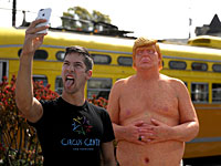 В пяти городах США появились статуи обнаженного Дональда Трампа. Фоторепортаж