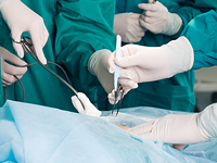 В Биробиджане мужчина умер из-за забытой во время операции в его теле салфетки