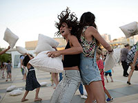 Субботний бой подушками у театра 