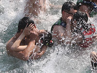 Китайский день влюбленных: конкурс поцелуев и другие забавы