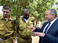 Авигдор Либерман посетил военную базу для солдат с особыми потребностями