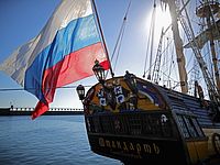 Российский фрегат участвует в парусной регате в Англии