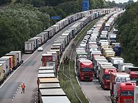 На одну из самых оживленных дорог Великобритании рухнул пешеходный мост