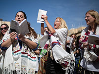 
Десятки активисток 