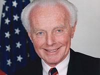 Дочь пережившего Холокост конгрессмена вернула Венгрии Рыцарский крест