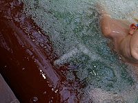 Ребенок едва не утонул в джакузи после того, как его рука попала в насос