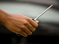 На стройке в Ашдоде строитель ранил отверткой палестинского рабочего