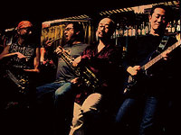 KIKI BAND выступает в клубе 