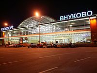 В московском аэропорту Внуково опоздавшие на регистрацию пассажиры устроили драку