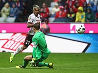 На 8-й минуте Дарио Лескано вышел один на один 0:1