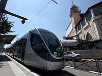 В Шуафате камнем выбито стекло в трамвае