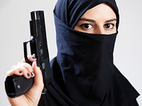 В Мосуле мстительница в парандже расстреливает боевиков 