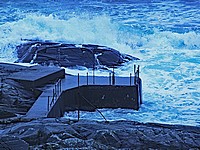 В Норвегии россиянина смыло волной с пирса и унесло в море. Мужчина погиб