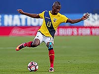 Отборочный матч чемпионата мира: футболист симулировал травму, чтобы скрыться от полиции