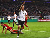 Немцы разгромили чехов. Шотландцы едва не проиграли литовцам