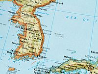 Российские пограничники задержали в море корейских браконьеров, один человек погиб