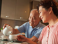 Пенсионеры Шанхая назначают свидания в кафе Ikea: руководство сети  против