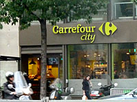 В пригороде Брюсселя вооруженный мужчина взял в заложники посетителей супермаркета