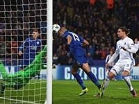 Чемпион Англии лидирует. 