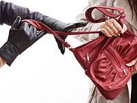 В Лоде вор вырвал сумку из рук женщины и был задержан