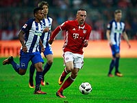 В поединке лидеров уверенно победила 