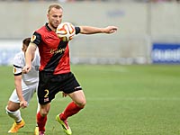 Вальбуэна отыграл три минуты и получил травму в столкновении с судьей. 