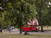 Двухэтажный автобус лишился крыши в результате столкновения с мостом в Лондоне