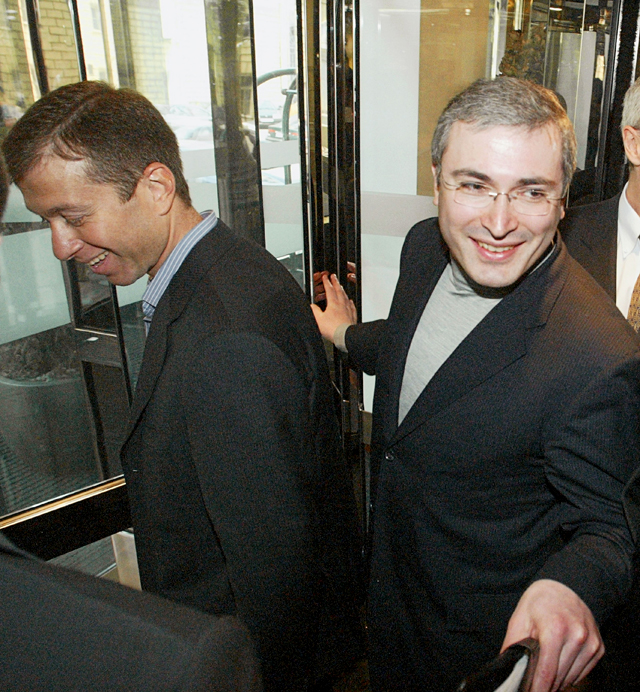 Роман Абрамович и Михаил Ходорковский в 2003 году (за полгода до ареста Ходорковского) Роман Абрамович и Михаил Ходорковский в 2003 году (за полгода до ареста Ходорковского)